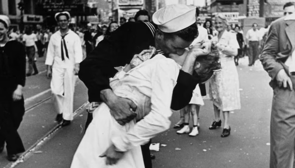 foto in bianco e nero bacio Times Square